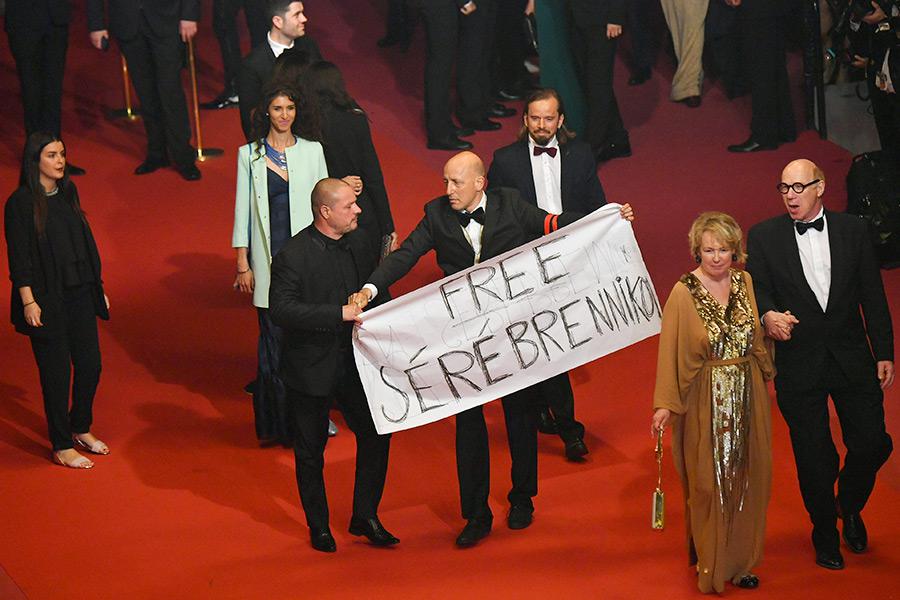 Плакат с надписью &laquo;Free Serebrennikov&raquo; на красной ковровой дорожке Каннского кинофестиваля, 2018 год