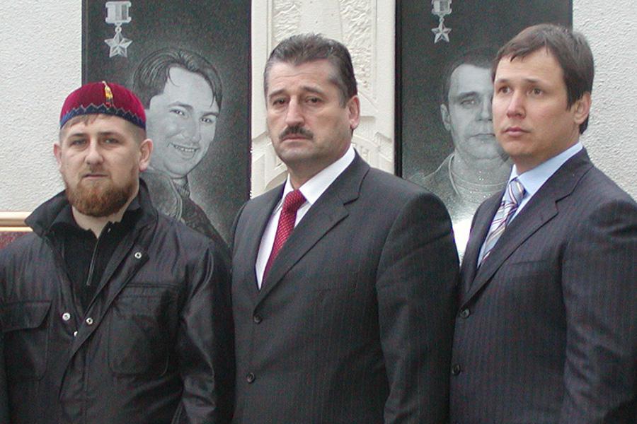 Рамзан Кадыров, Алу Алханов и Сергей Абрамов (слева направо), 2004 год
