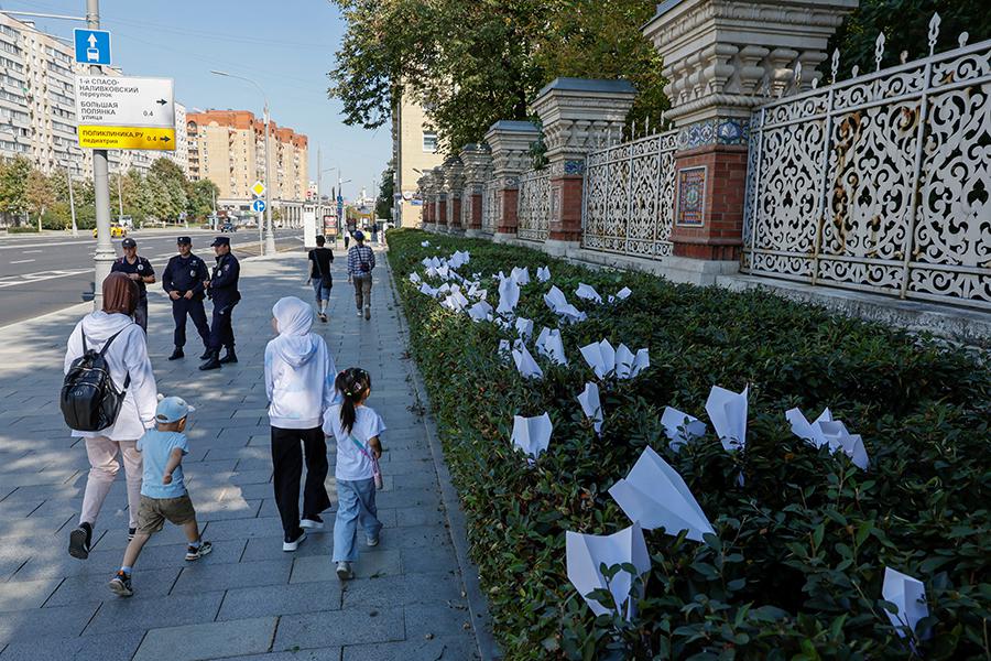 Бумажные самолетики, размещенные во время митинга в поддержку свободы слова, после ареста Павла Дурова, возле посольства Франции в Москве