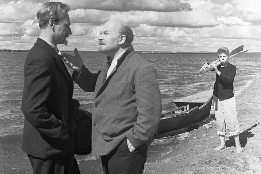 Максим Штраух (справа) и Олег Ефремов в фильме &laquo;Рассказы о Ленине&raquo;, 1958 год
