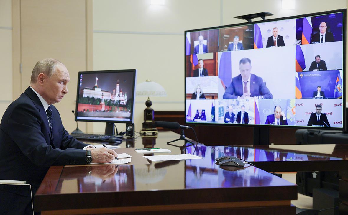 Владимир Путин и Владимир Мединский во время совещания в режиме видеоконференции
