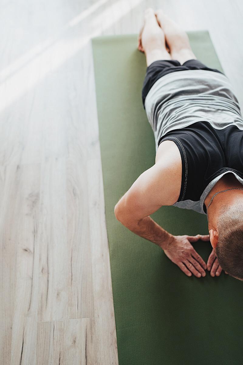 Кисти, развернутые внутрь,&nbsp;образуют алмаз