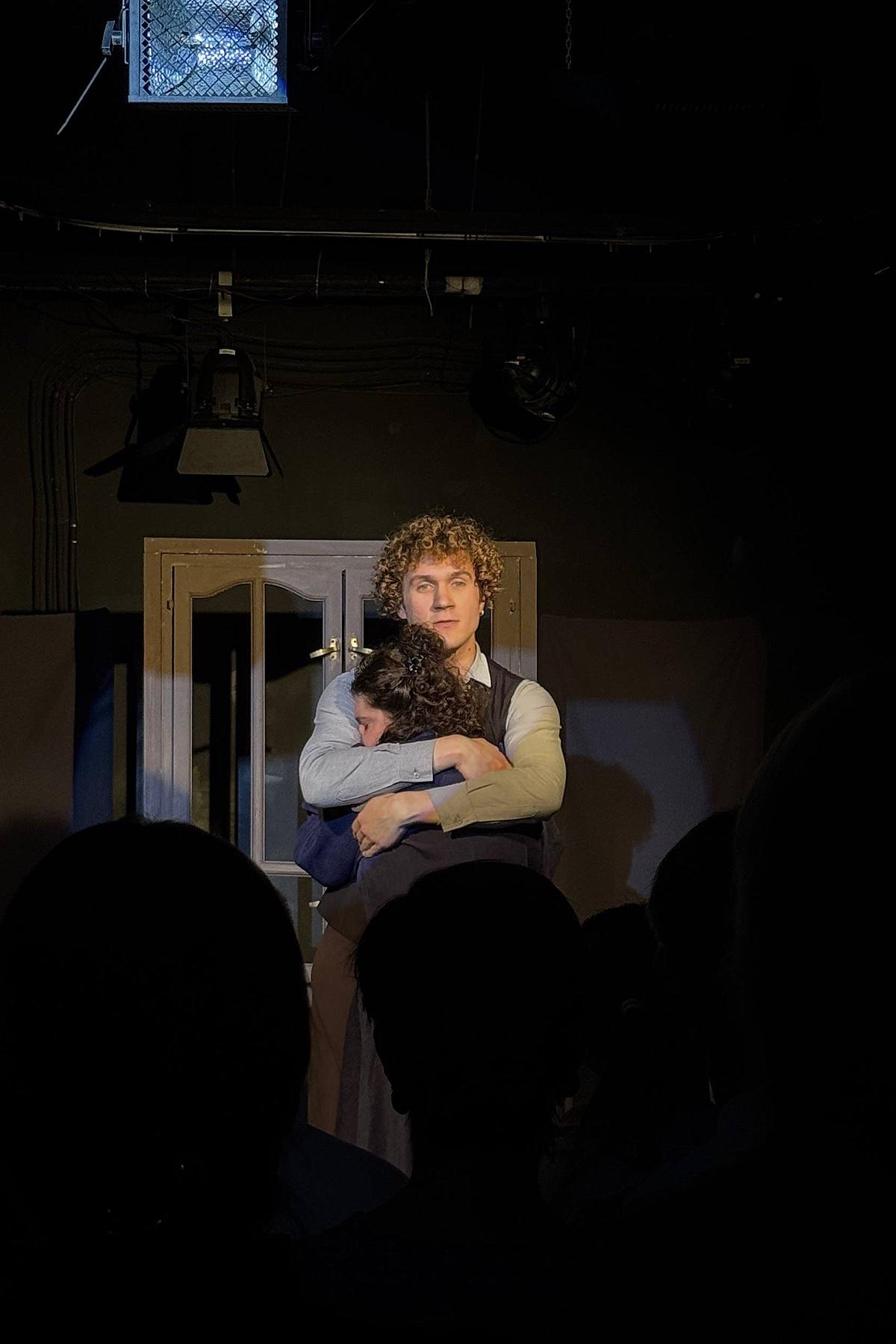 Андрей Савочкин и Анна Емельянова в спектакле &laquo;Полюбив меня, помни меня&raquo;