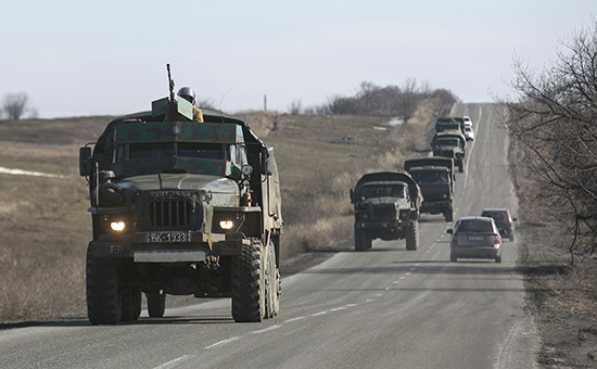 Военные самопровозглашенной ДНР готовятся к отводу войск с линии фронта Донецка, 23 февраля 2015 года