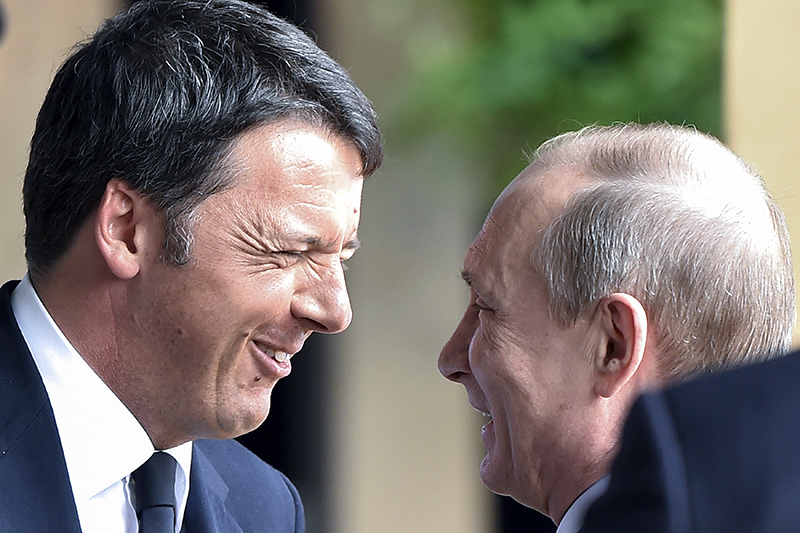 Президент РФ Владимир Путин и премьер-министр Италии Маттео Ренци (справа налево)