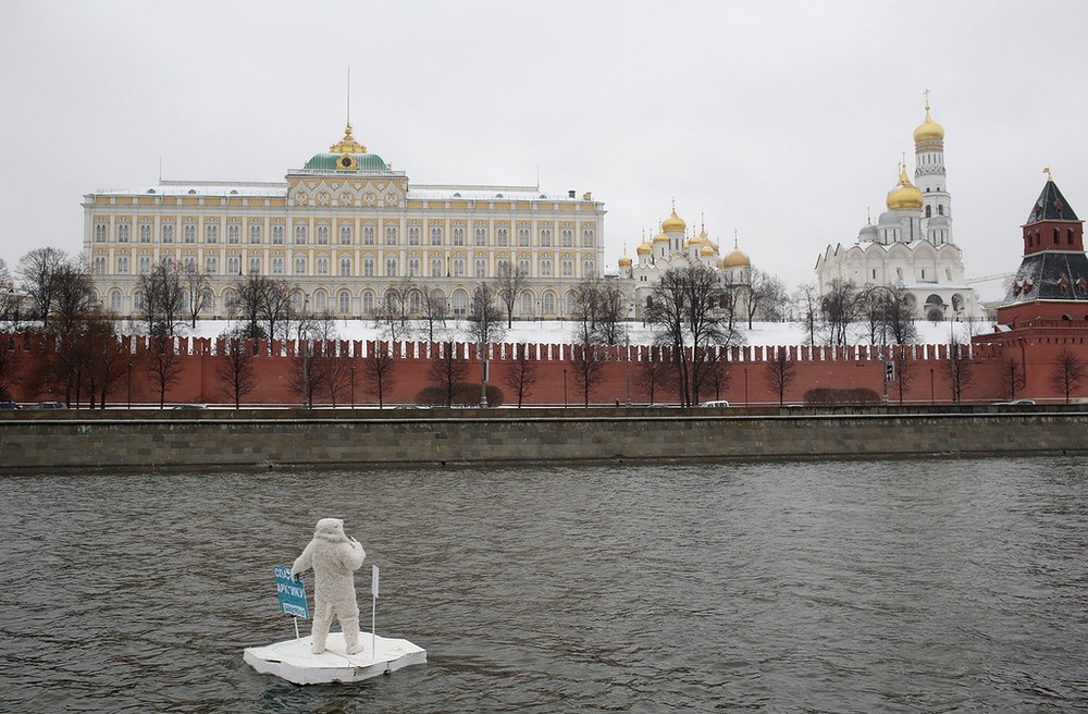 "Плавучий" одиночный пикет по Москве-реке закончился задержанием медведя