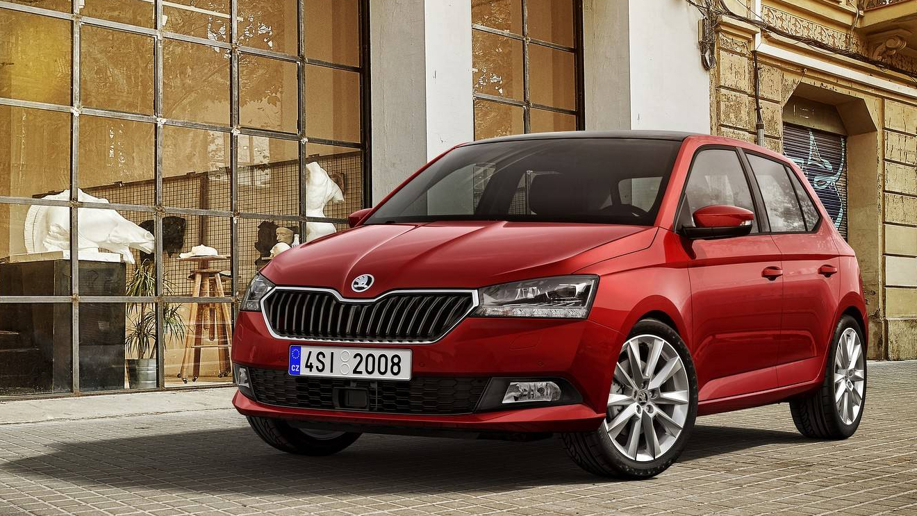 Skoda Fabia перенесла рестайлинг и лишилась дизелей. Теперь хэтчбек и универсал доступны только с бензиновыми 3-цилиндровыми моторами. Уровень оснащения вырос за счет электронных помощников и опций Simply Clever. В базе доступны светодиодные фары, а за доплату для хэтчбека предлагают 18-дюймовые диски.
