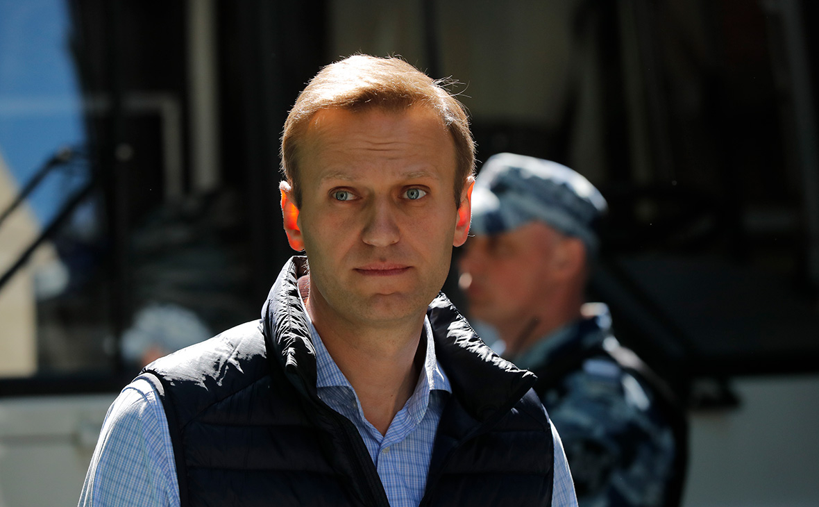 Кремль назвал условие помощи в отправке Навального на лечение за границу —  РБК