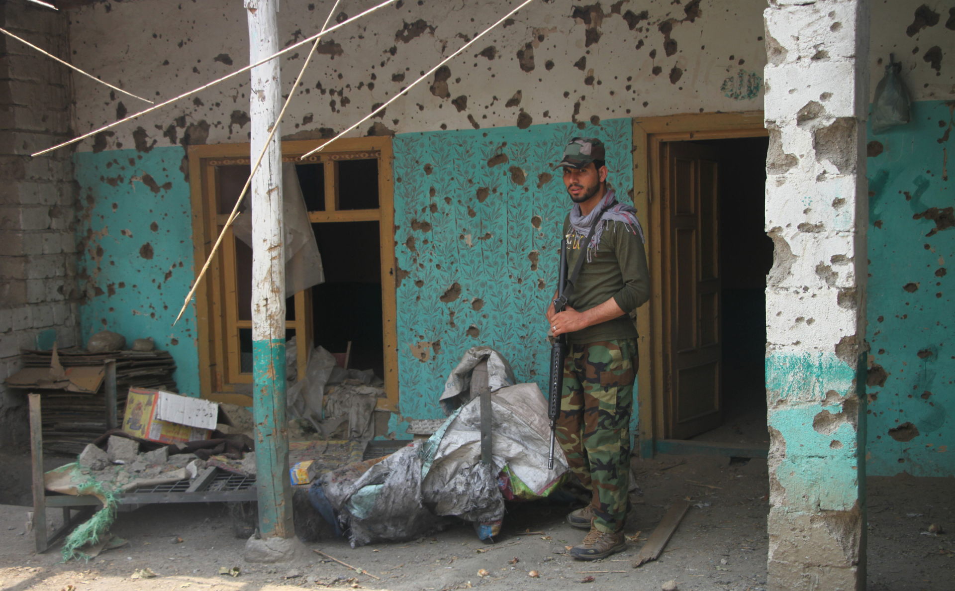 Сотрудник афганских сил безопасности принимает участие в военной операции против боевиков движения &laquo;Талибан&raquo;