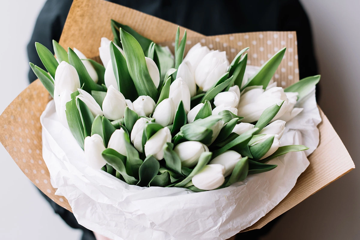 <p>Тюльпаны &mdash; одни из самых популярных цветов, которые дарят в России на 8 Марта</p>