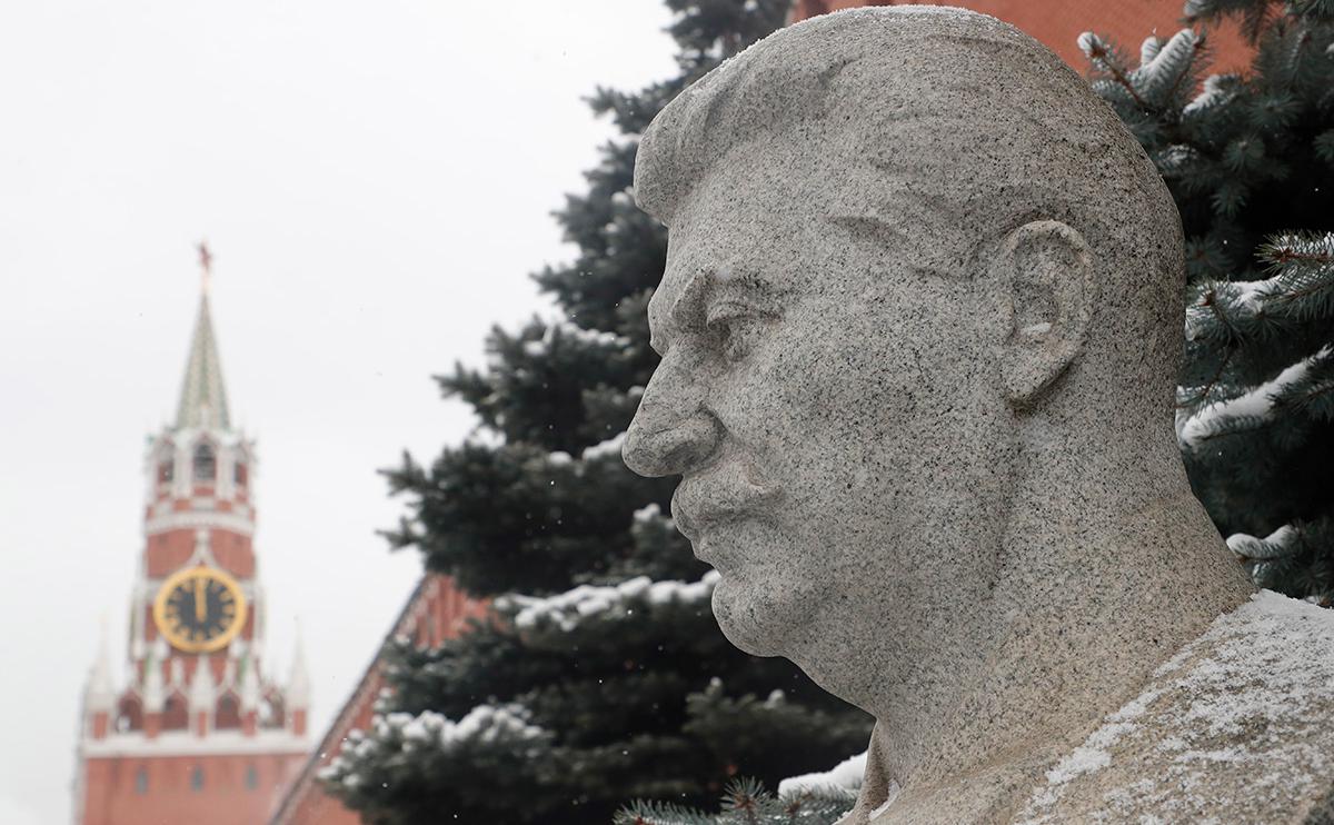 Бюст Иосифа Сталина у Кремлевской стены