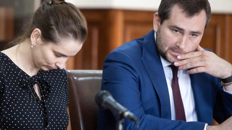 подсудимая, врач-неонатолог Элина Сушкевич и ее адвокат Андрей Золотухин в Калининградском облсуде