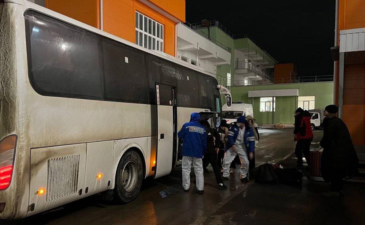 Медики саратовской инфекционной больницы встречают автобус с прибывшими детьми