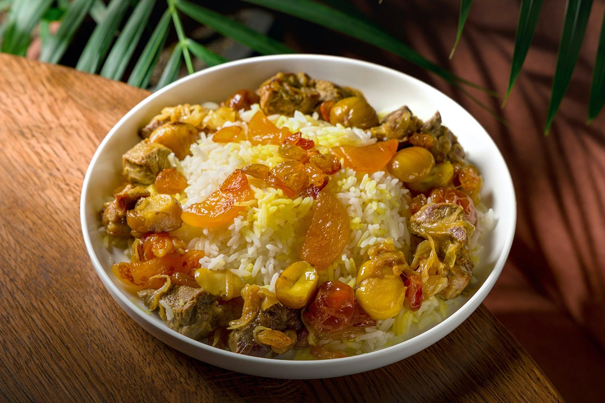 Плов с бараниной, сухофруктами и каштанами