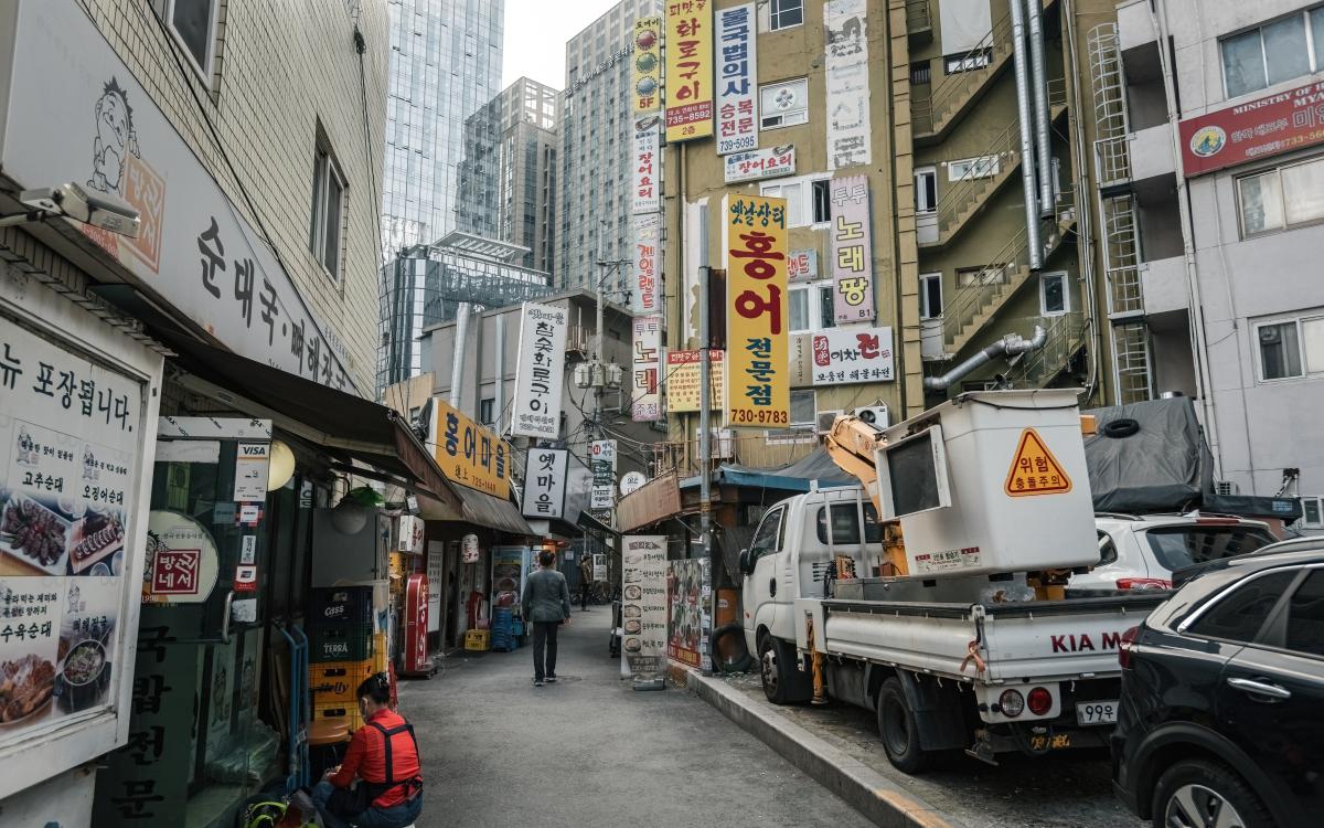 Улица Сеула полна ресторанов и вывесок