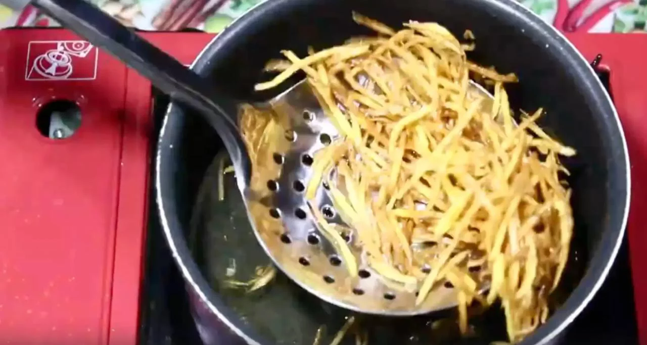 Обжарьте картофель до хрустящей корочки