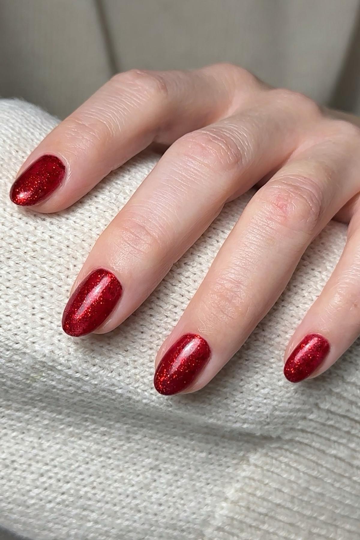 Добавление блесток делает маникюр праздничным и заметным