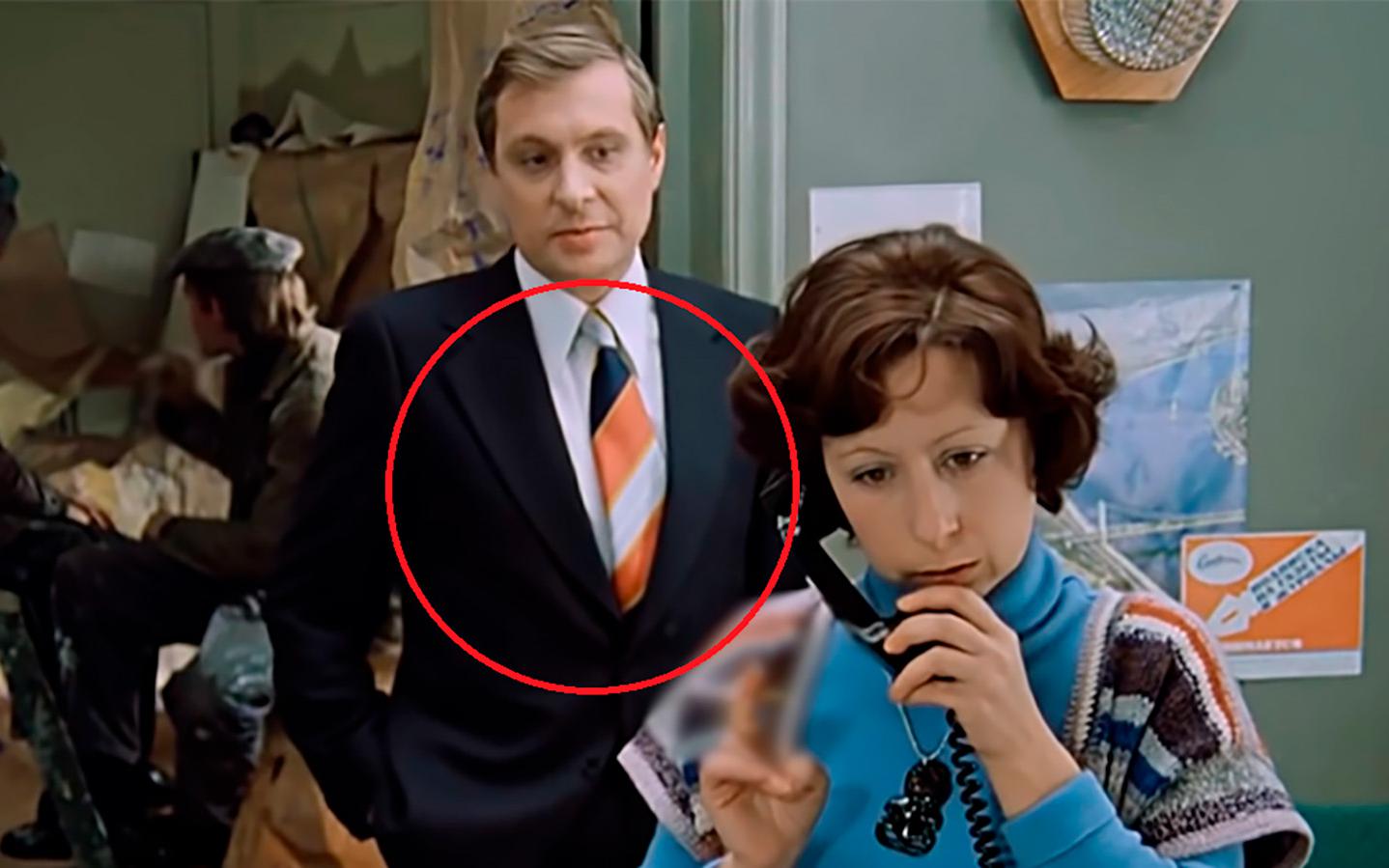 С галстуком что-то не так. В «Служебном романе» нашли странный киноляп