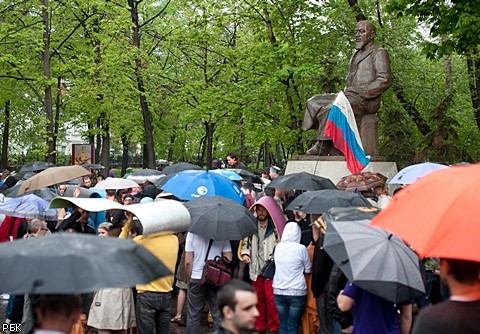 В Москве продолжаются оппозиционные "народные гуляния"