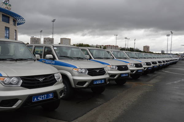 Рустам Минниханов вручил МВД ключи от 50 новых автомобилей 