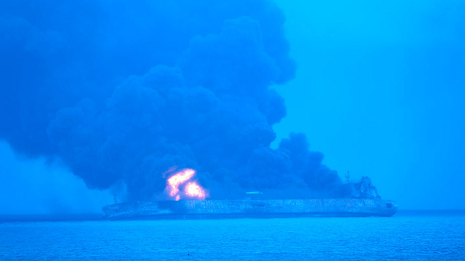 Китай предупредил о возможном взрыве столкнувшегося с сухогрузом танкера