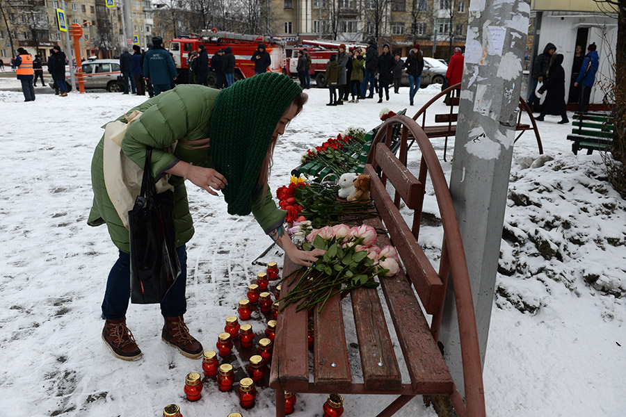 Власти выделят семьям погибших при пожаре по 1 млн руб., заявил губернатор Кемеровской области Аман Тулеев. По его словам, среди погибших преимущественно жители Кемерово.

