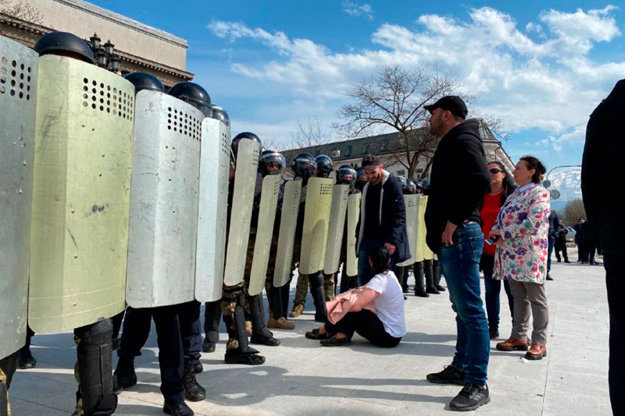 По данным федерального оперативного штаба, в Северной Осетии выявлено 145 случаев заражения COVID-19, два человека умерли. С начала апреля в республике действует ряд ограничений, ​приостановлена работа заведений общепита, магазинов (за некоторыми исключениями), салонов красоты и так далее.