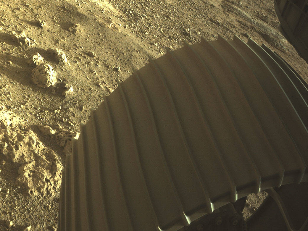 Изображение колеса марсохода Perseverance на поверхности Марса