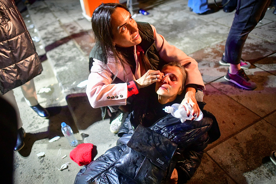 Протестующей, пострадавшей от слезоточивого газа, оказывают помощь.&nbsp;