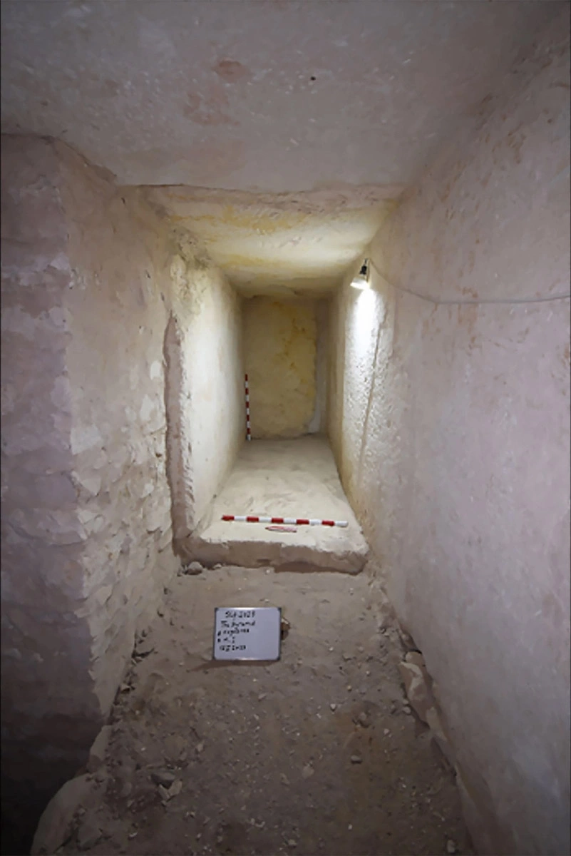 <p>Расчищенный коридор в пирамиде Сахура</p>