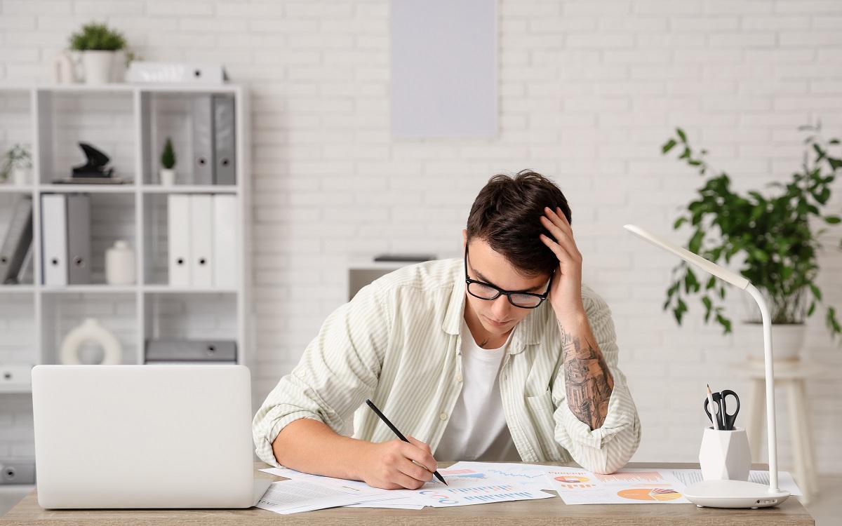 Экономист&nbsp;&mdash; это специалист, который собирает и анализирует данные о производстве, оценивает, насколько система эффективна, готовит предложения по усовершенствованию технологии производства и труда