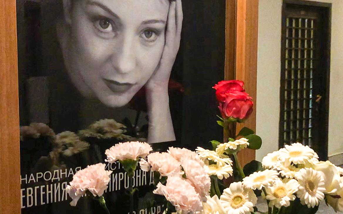 Прощание с актрисой Добровольской пройдет в МХТ 14 января — РБК
