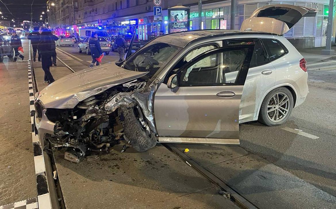 В центре Москвы автомобиль после ДТП врезался в людей на остановке