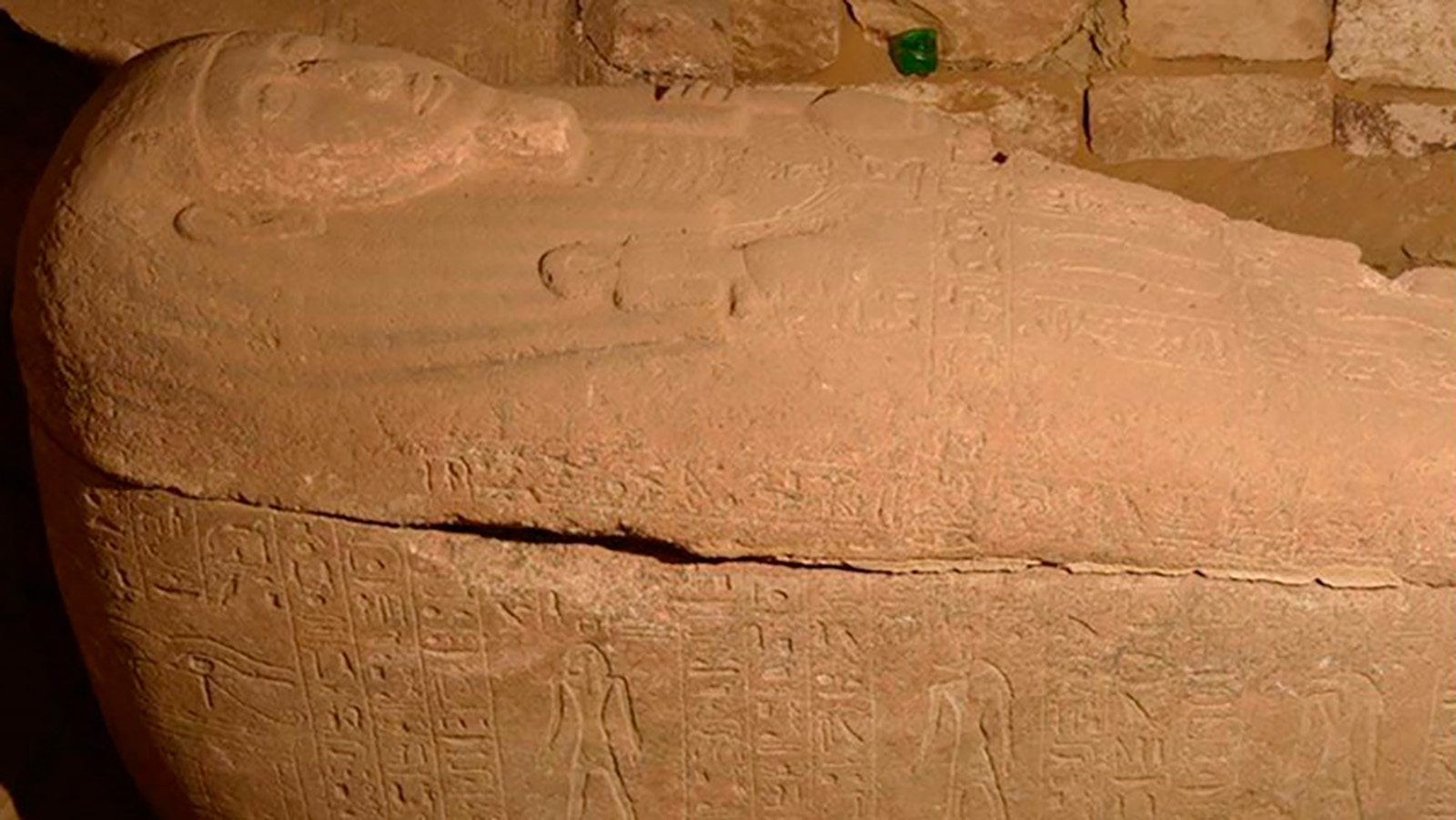 Саркофаг, которому более 3000 лет, выполнен из розового гранита