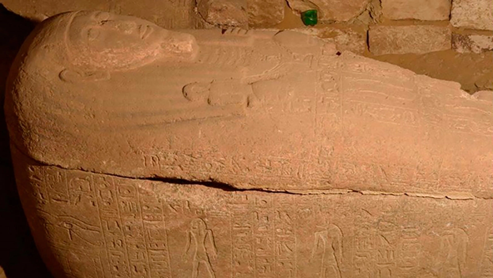 Саркофаг, которому более 3000 лет, выполнен из розового гранита