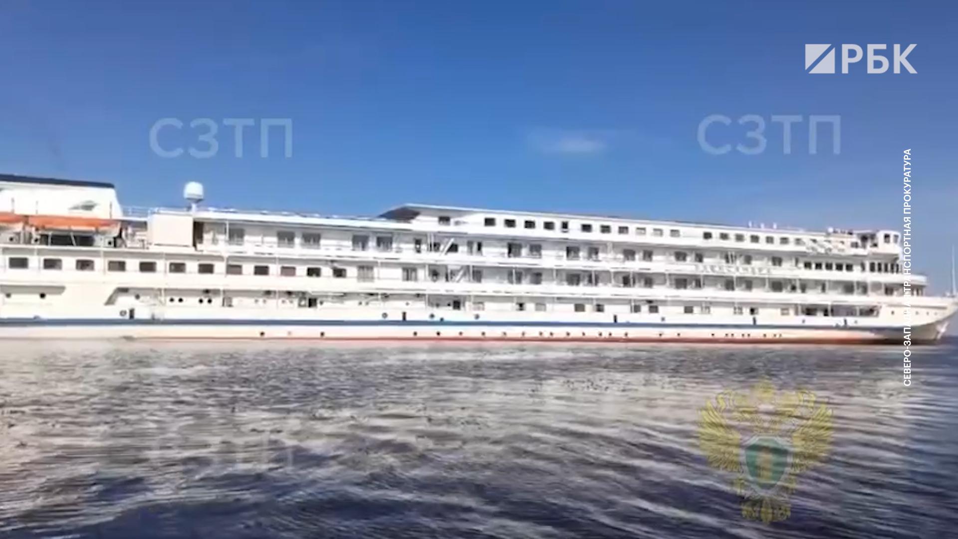 Теплоход из Петербурга в Москву сел на мель в Вологодской области