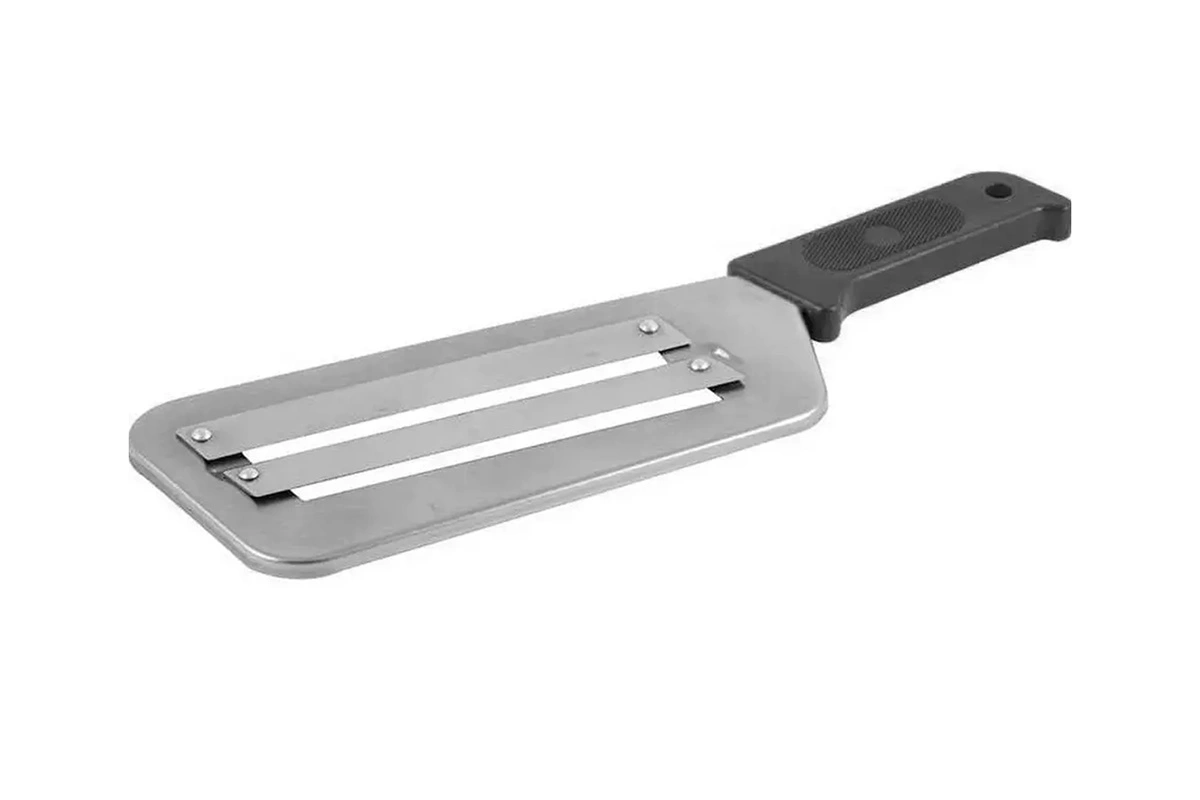 Нож-шинковка справляется с нарезкой капусты в два раза быстрее по сравнению с обычным ножом