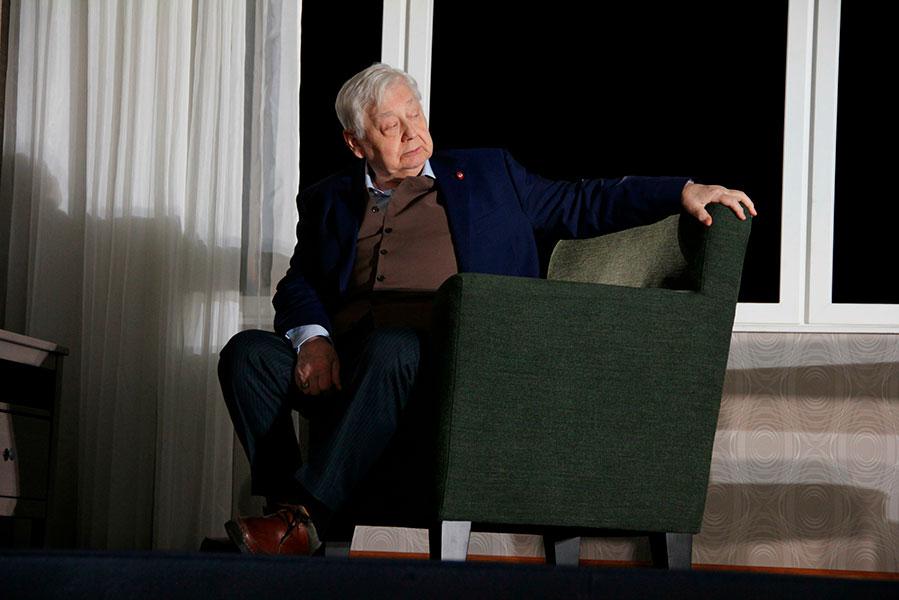 Олег Табаков в спектакле &laquo;Юбилей ювелира&raquo; в постановке Константина Богомолова, 2015 год