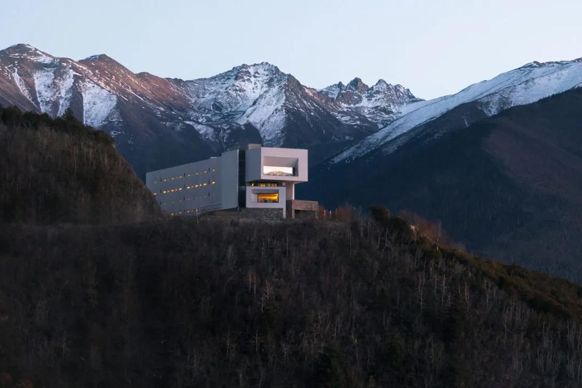 Отель Poodom Deqin Meri расположен на высоте 3600 метров над уровнем моря, на смотровой площадке Вунонгдин, к востоку от снежной горы Мери