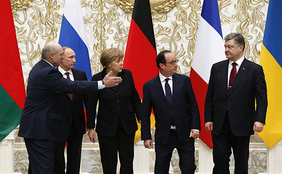 Президент Белоруссии Александр Лукашенко (слева) на встрече «Нормандской четверки» в Минске
