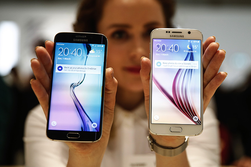 Samsung Galaxy S6/S6 Edge

Samsung представила на MWC свой новый флагман, который должен укрепить пошатнувшиеся позиции южнокорейского гиганта на рынке смартфонов. Презентуя Galaxy S6, президент компании Джей Кей Шин назвал его &laquo;лучшим смартфоном в мире&raquo;. Производители обещают, что, несмотря на небольшую толщину, смартфон (в отличие от Apple) не будет гнуться &ndash; экран и корпус выполнены из закаленного стекла. На презентации также сообщили, что гаджет заряжается в два раза быстрее, чем iPhone6, оборудован беспроводной зарядкой, собственной системой бесконтактных платежей и способен снимать видео в HDR-формате. Основная камера смартфона&nbsp;&ndash; 16 мегапикселей, лицевая &ndash; 5 мегапикселей. Диагональ экрана новинки &ndash; 5,1 дюйма. За быстродействие отвечает восьмиядерный процессор, разработанный самой Samsung.

Модификацию нового флагмана Galaxy S6 Edge называют смартфоном с тремя экранами. На самом деле&nbsp;расположенные на закругленных боковых гранях информационные панели не являются полноценными экранами &ndash; они лишь демонстрируют различные сообщения, уведомления и другую полезную информацию.

