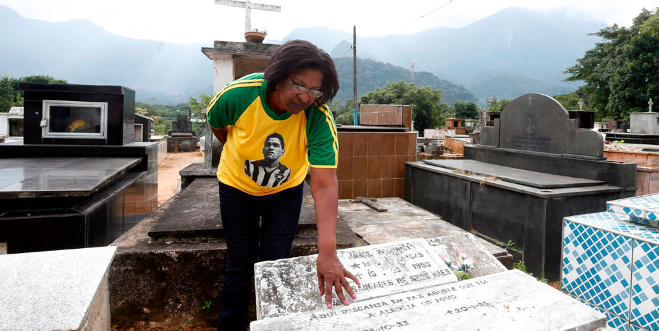 Дочь Гарринчи Росанджела на кладбище Рио