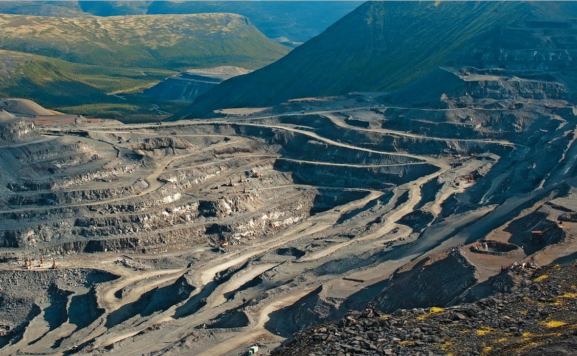 Центральный карьер Расвумчоррского рудника. Работы на руднике ведутся круглый год