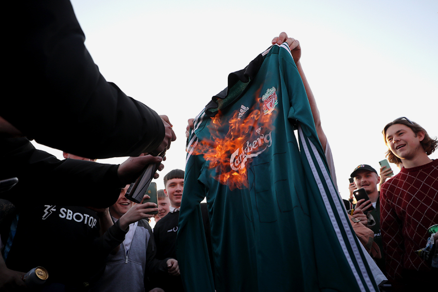 Болельщики сжигают футболку &laquo;Ливерпуля&raquo; после решения клуба о вхождении в состав учредителей Суперлиги



