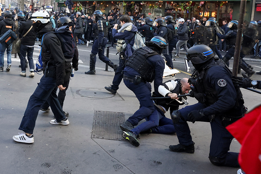 Четвертый день протестов против пенсионной реформы в Париже. Фотогалерея