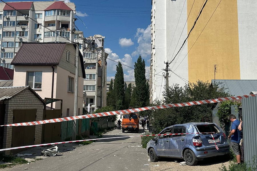 Здания обследуются, спасатели выясняют, остались ли внутри пострадавшие и существует ли опасность дальнейшего обрушения.