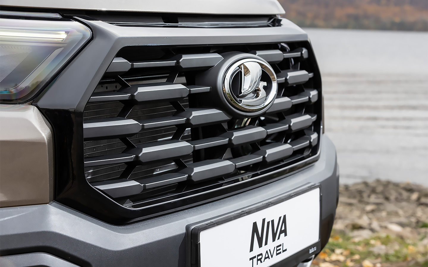 Главное новшество обновленной Lada Niva Travel снаружи — радиаторная решетка в стиле Renault с почти вдвое увеличенным проходным сечением для воздуха. Это помогает новому мотору дышать и эффективно охлаждаться