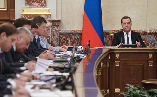 Премьер-министр Дмитрий Медведев на заседании правительства РФ