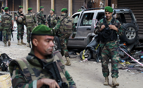 Ливанские солдаты на месте взрыва террористов-смертников&nbsp;на юге Бейрута, 13 ноября 2015 года