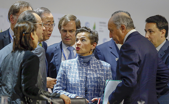 Президент Франции Франсуа Олланд&nbsp;(второй слева), генеральный секретарь ООН Пан Ги Мун, исполнительный секретарь климатической конвенции ООН Кристиана Фигерес&nbsp;(в центре) во время климатического саммита&nbsp;в Париже
